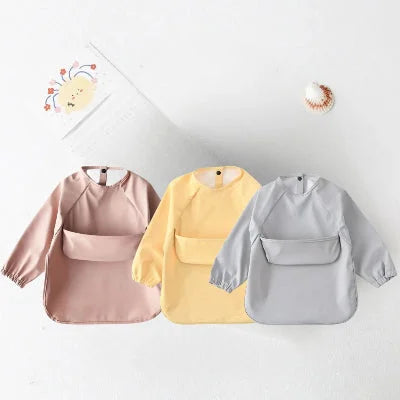 Lot de 3 bavoirs bébé avec manches, coloris vieux rose, jaune pastel et gris clair, bavoirs imperméables avec récupérateur intégré.