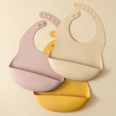 Lot de bavoirs bébé en silicone imperméables PocketDuo empilés en plusieurs couleurs