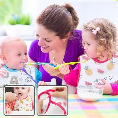 Maman donne à manger à deux enfants avec des bavoirs bébé imperméables colorés