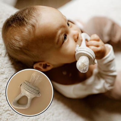 Bébé tenant une grignoteuse bébé en silicone anti-étouffement