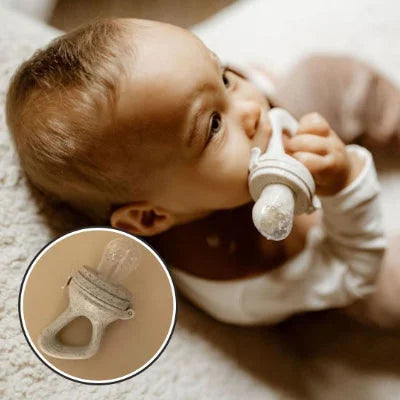 Bébé tenant une grignoteuse bébé en silicone anti-étouffement