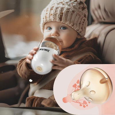 Bébé buvant au biberon en verre anti-colique avec tétine physiologique imitant le sein maternel.