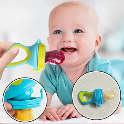 Bébé souriant mangeant des fruits avec une grignoteuse bébé, avec détails de l’embout en silicone
