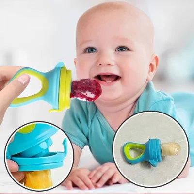 Bébé souriant mangeant des fruits avec une grignoteuse bébé, avec détails de l’embout en silicone