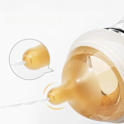 Gros plan sur la tétine excentrée du biberon allaitement mixte, conçue pour une meilleure prise en bouche et réduire l’air avalé.