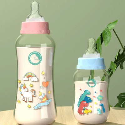 Biberon anti colique décoré avec des motifs adorables pour captiver l’attention de bébé.
