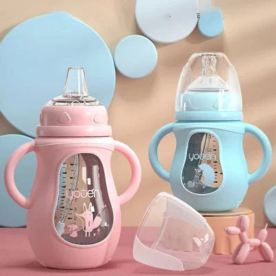 Biberons anti colique en verre rose et bleu avec tétine en silicone et poignées ergonomiques pour faciliter la prise en main.