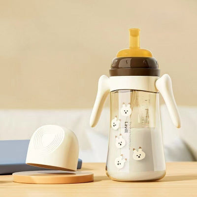 Biberon anti colique marron de 300 ml avec paille et poignées ergonomiques.