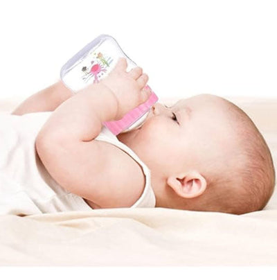 Bébé tenant seul son biberon anti-colique mini, favorisant l’autonomie et une prise en main intuitive pour une tétée en toute sérénité.