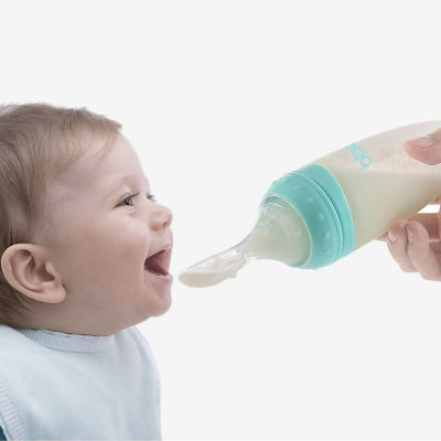 Biberon cuillère pour bébé avec embout en silicone souple, parfait pour un moment d'alimentation serein.