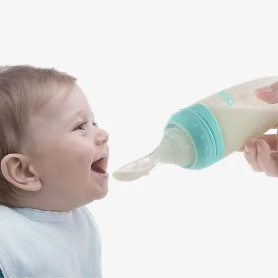Biberon cuillère pour bébé avec embout en silicone souple, parfait pour un moment d'alimentation serein.