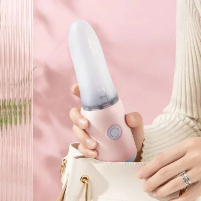 Biberon cuillère glissé dans un sac à main, pratique et idéal pour les repas nomades.