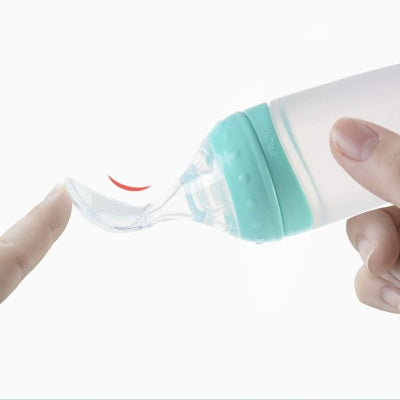 Zoom sur la cuillère en silicone souple du biberon, douce et sécuritaire pour les gencives sensibles de bébé.