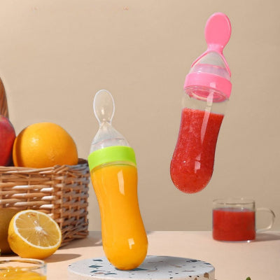 Biberons cuillères remplis de purée de fruits et légumes, une solution pratique pour les repas de bébé.