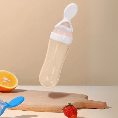 Biberon cuillère blanc avec graduation intégrée, facilitant la préparation des repas.