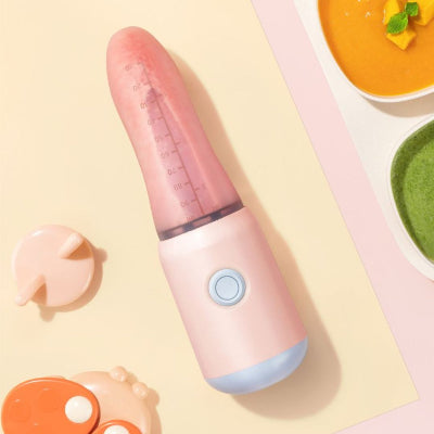 Biberon cuillère rempli de purée posé à côté d’un repas bébé aux légumes.