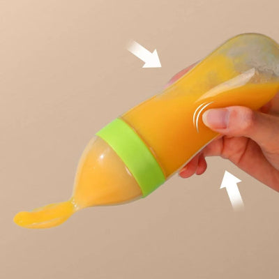 Biberon cuillère avec bande verte, permettant d’administrer de la purée de façon pratique et propre.