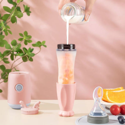 Versement de lait dans le biberon cuillère pour préparer une purée maison directement dans la bouteille.