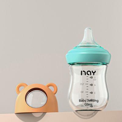 Biberon en verre incassable orange avec tétine physiologique en silicone imitant le sein maternel.