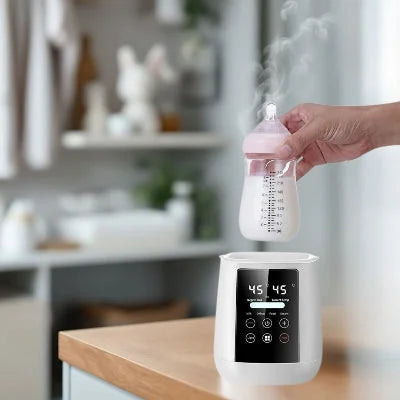 Lait maternel bien chauffé à 45°C sortant du chauffe biberon multifonction, vapeur visible garantissant une température parfaite.