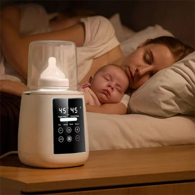 Chauffe biberon multifonction sur table de nuit, à côté d’une maman et son bébé endormis, idéal pour des nuits paisibles sans stress.