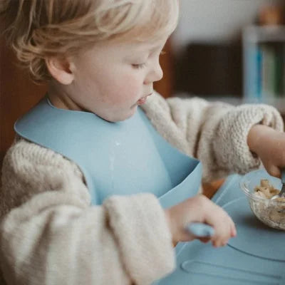 Bavoir bébé imperméable en silicone pendant l’apprentissage pour manger seul