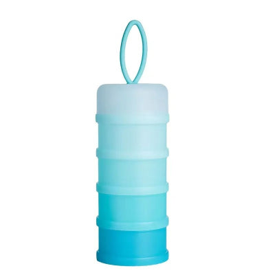 Boite doseuse lait en version bleue avec 4 compartiments empilables et anse souple, conçue pour les jeunes parents organisés en sortie ou en voyage.