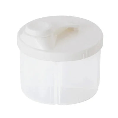 Boite doseuse de lait en poudre avec couvercle blanc hermétique, parfaite pour conserver les doses de lait infantile en déplacement.