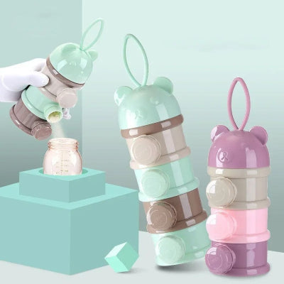 Deux boites doseuses lait LactoPop™ vert menthe et rose pastel, l'une en usage de versement dans un biberon et l'autre en position verticale, soulignant leur aspect pratique et nomade.