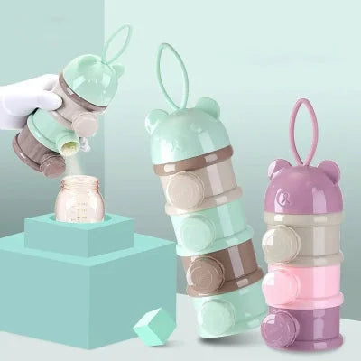 Deux boites doseuses lait LactoPop™ vert menthe et rose pastel, l'une en usage de versement dans un biberon et l'autre en position verticale, soulignant leur aspect pratique et nomade.
