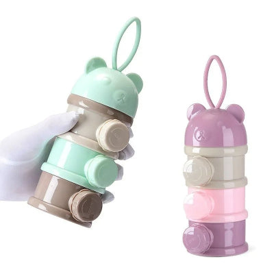 Démonstration d’utilisation de la boite doseuse lait verte en main, avec sortie de poudre rapide vers un biberon et vue duo avec modèle rose.