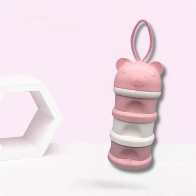  Boite doseuse lait rose pastel en forme d’ourson, composée de 3 compartiments hermétiques et poignée intégrée, parfaite pour préparer les biberons de bébé à l’avance.