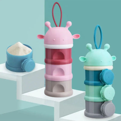 Boite doseuse lait LaitSnap™ avec compartiments pour lait, snacks ou céréales, modèle girafe rose et bleu, idéal pour les repas de bébé en voyage.


