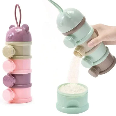 Utilisation pratique de la boite doseuse lait en pastel montrant le versage précis de la poudre dans un compartiment.
