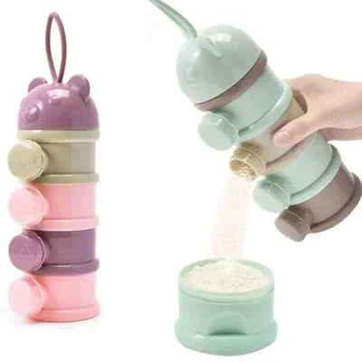 Utilisation pratique de la boite doseuse lait en pastel montrant le versage précis de la poudre dans un compartiment.