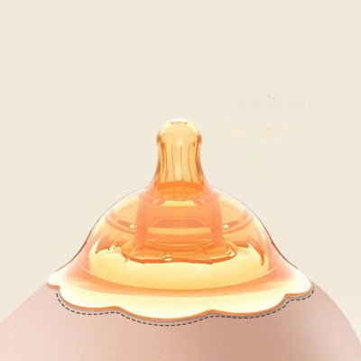 Bout de seins en silicone ambre parfaitement ajusté à la poitrine, assurant confort, protection et succion naturelle pour bébé.