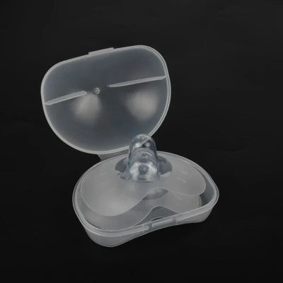 Boîte de rangement ouverte dévoilant deux bouts de seins ergonomiques en silicone médical, prêts à l’utilisation.