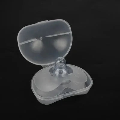 Boîte de rangement ouverte dévoilant deux bouts de seins ergonomiques en silicone médical, prêts à l’utilisation.