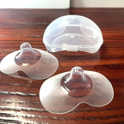  Deux bouts de seins taille S en silicone posés près de leur étui, parfaits pour soulager les tétées douloureuses.