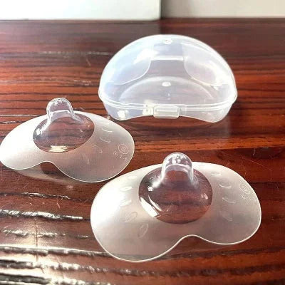  Deux bouts de seins taille S en silicone posés près de leur étui, parfaits pour soulager les tétées douloureuses.