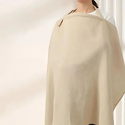 Cape d’allaitement beige portée par une maman, couvrant la poitrine pour allaiter bébé en toute intimité, tissu doux et opaque, idéal pour allaitement discret.

