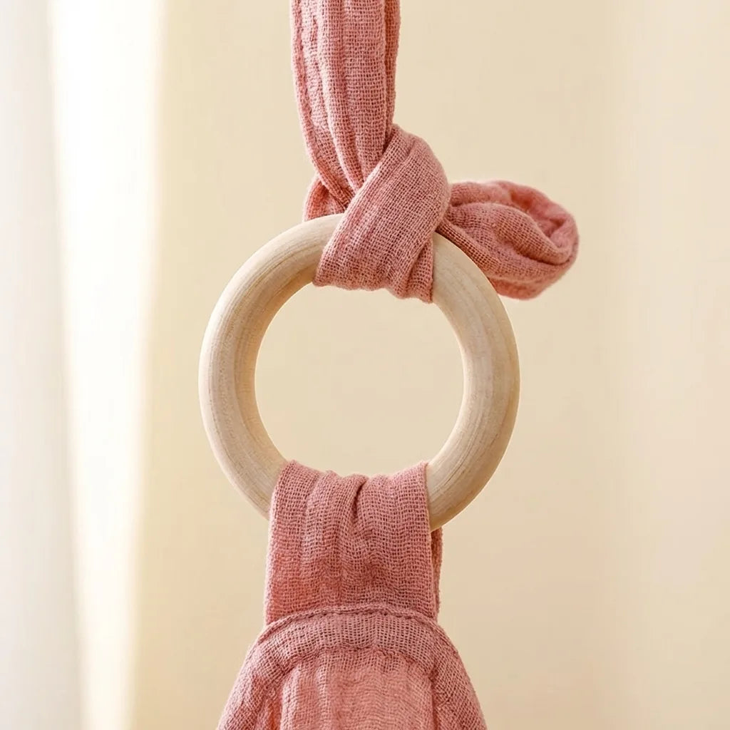 cape-allaitement-fleurine-detail-anneau-bois-rose-poudre