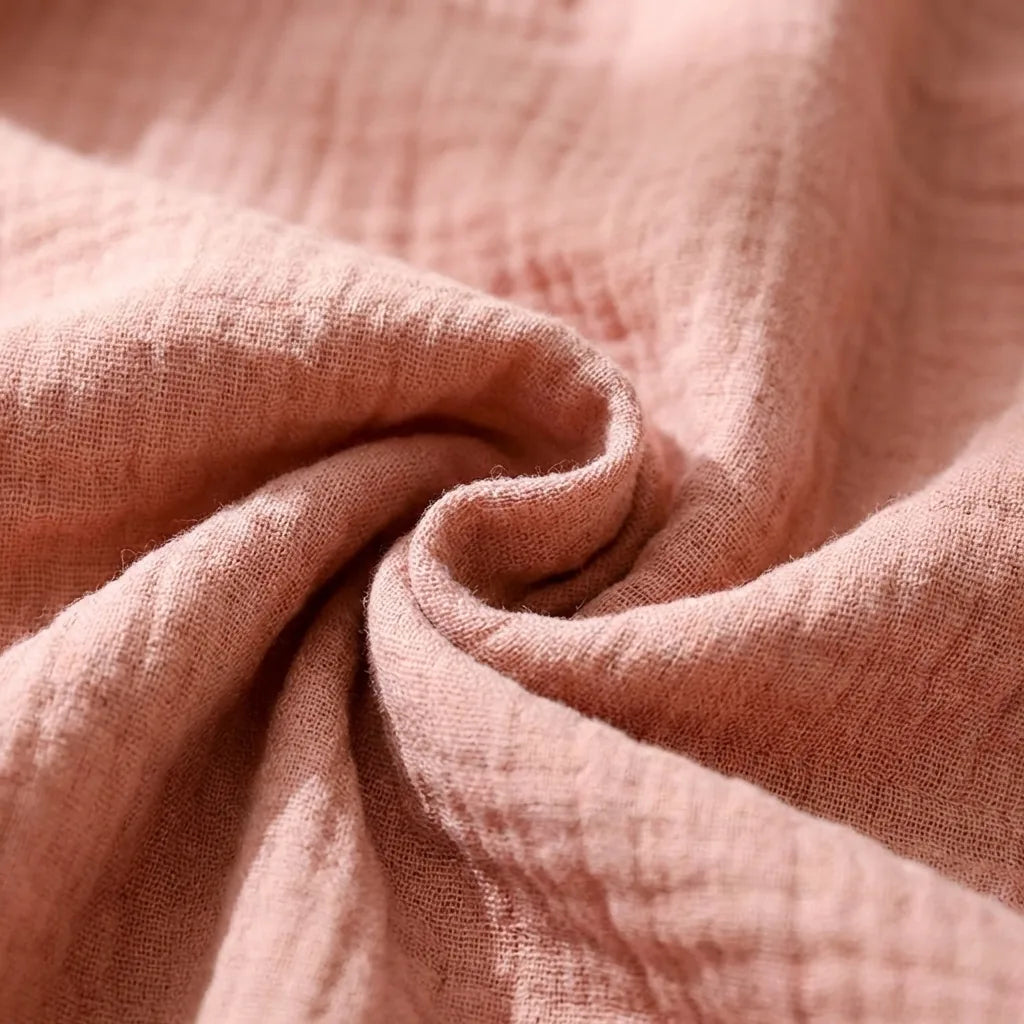 cape-allaitement-fleurine-detail-tissu-rose-poudre-gaze-coton