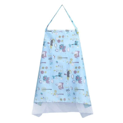 Cape d’allaitement bleu clair avec imprimé animaux et inscription “NOBLE”, offrant une protection visuelle et respirabilité pour allaiter confortablement partout.