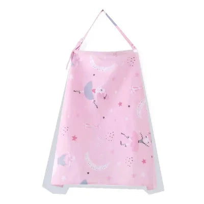 Cape d’allaitement rose imprimée de petites fées et étoiles, idéale pour créer un cocon de douceur et allaiter bébé en toute intimité dans les lieux publics.