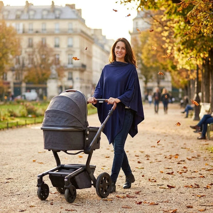 Cape pour allaitement Solène™ marine — maman promenant son bébé en poussette dans un parc parisien en automne