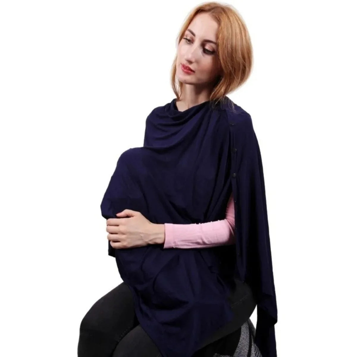 Solène™ marine portée comme poncho au quotidien — maman assise, look décontracté, usage hors allaitement