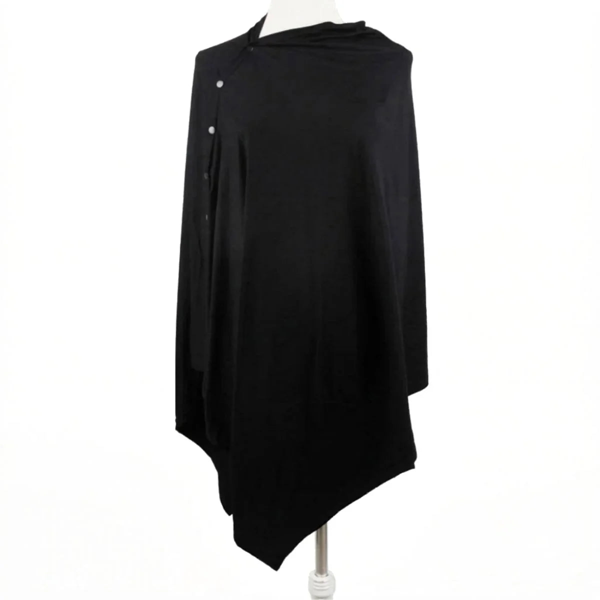 Poncho allaitement Solène™ noir sur mannequin — coupe 360° enveloppante, vue de trois quarts, boutons visibles