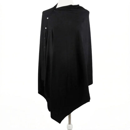 Poncho allaitement Solène™ noir sur mannequin — coupe 360° enveloppante, vue de trois quarts, boutons visibles