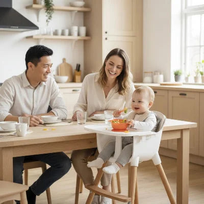 Chaise haute bébé en bois avec assise ergonomique, intégrée à une table familiale, permettant à l’enfant de partager les repas avec confort et sécurité.